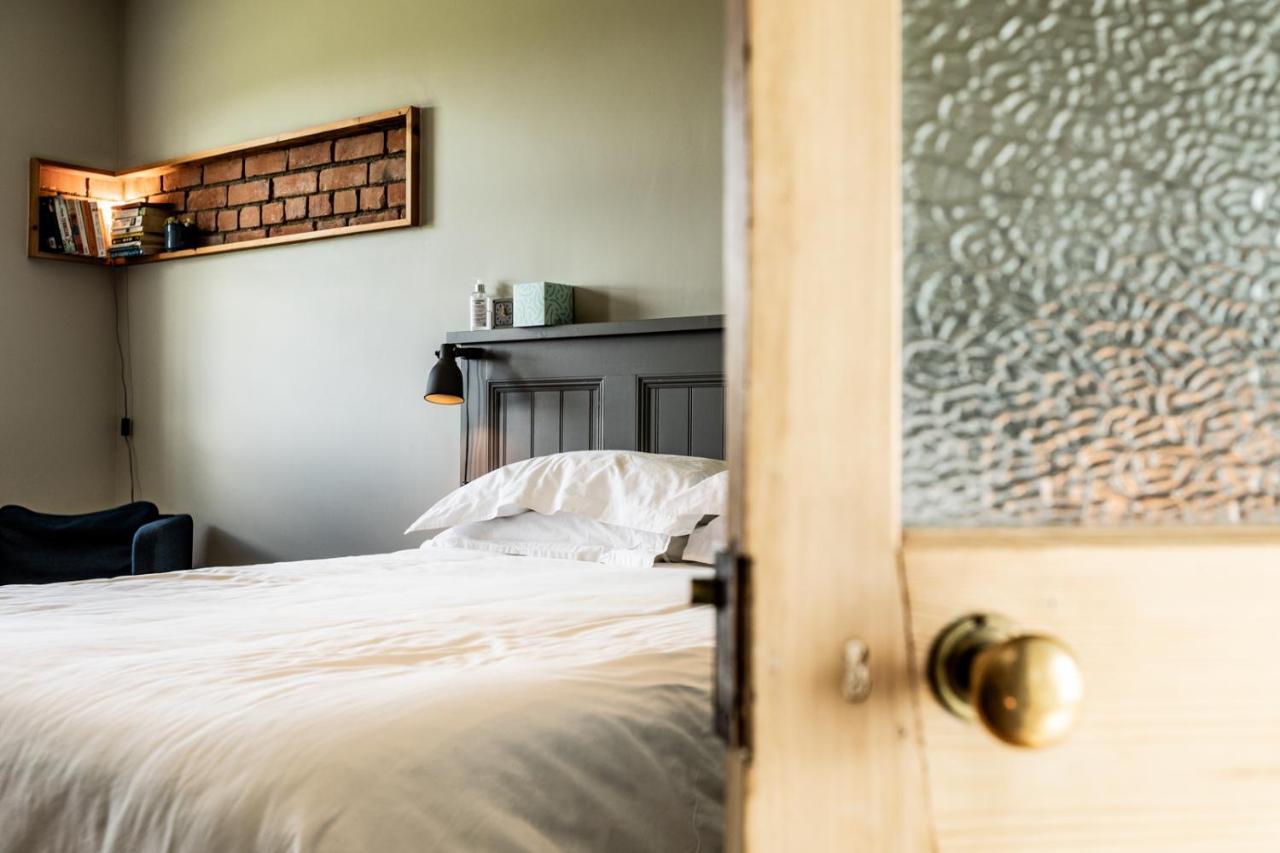 The Old Vicarage Bed & Breakfast Moylgrove Eksteriør bilde