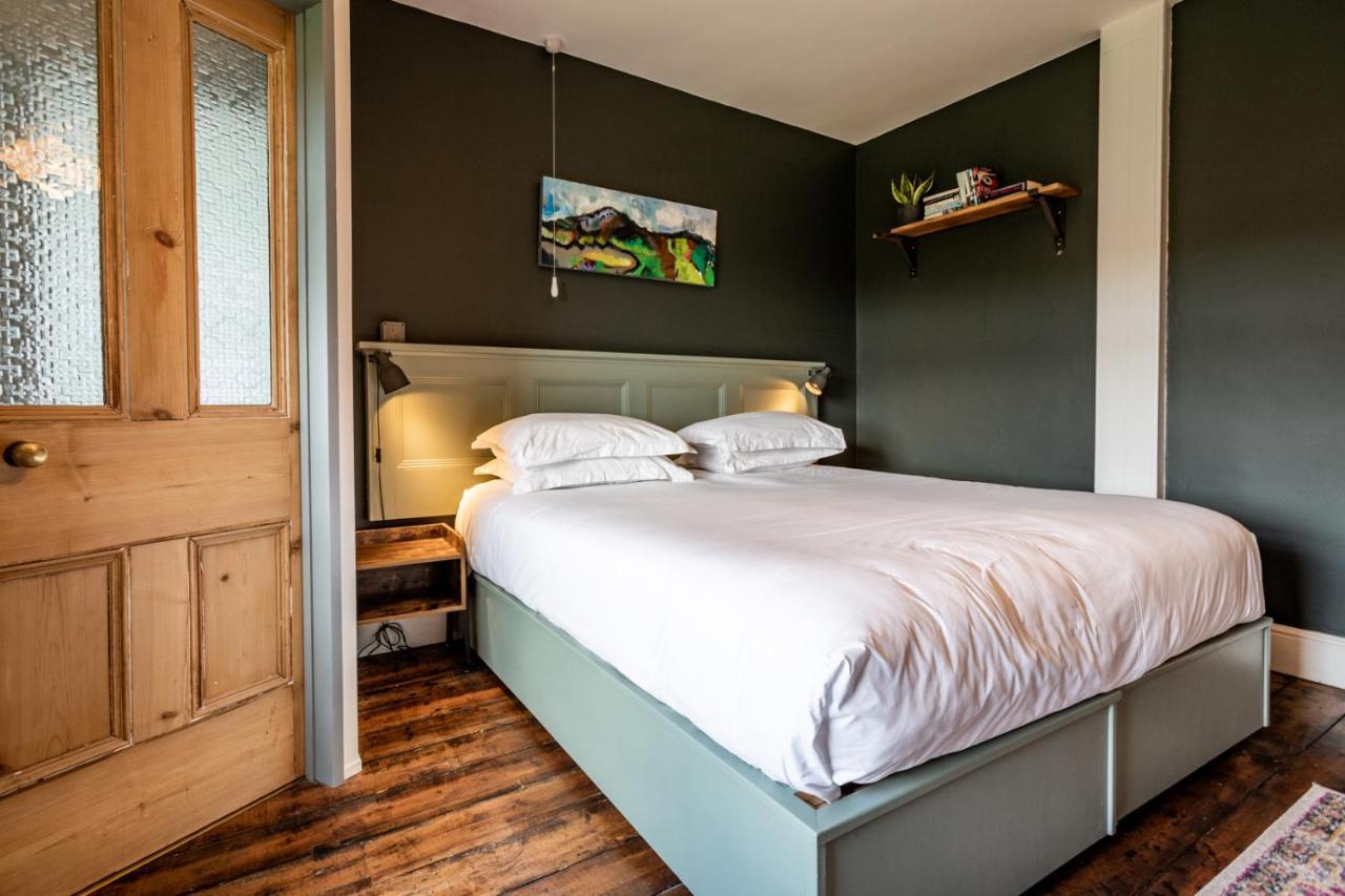 The Old Vicarage Bed & Breakfast Moylgrove Eksteriør bilde