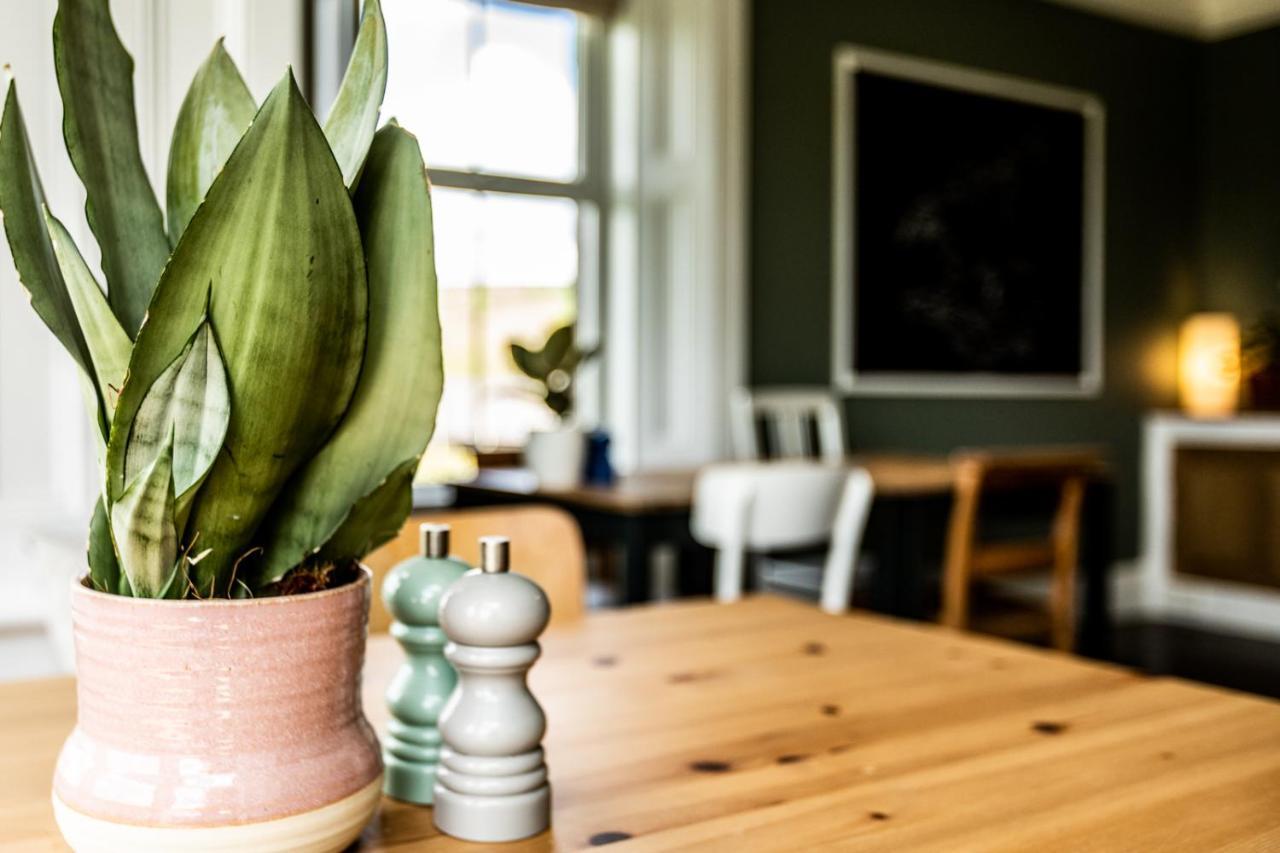 The Old Vicarage Bed & Breakfast Moylgrove Eksteriør bilde